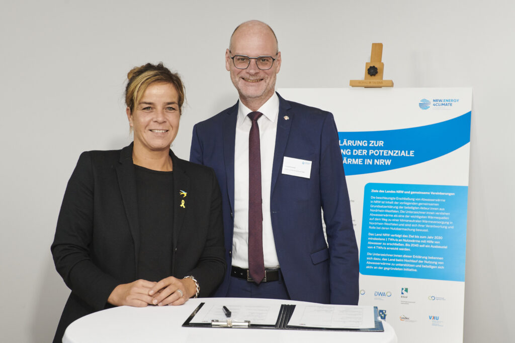 Mona Neubaur, Wirtschafts- und Klimaschutzministerin des Landes NRW und Christof Sommer, Geschäftsführer des Städte- und Gemeindebund NRW, bei der Unterzeichnung der neuen Initiative Abwasserwärme. Foto: ©NRW.Energy4Climate